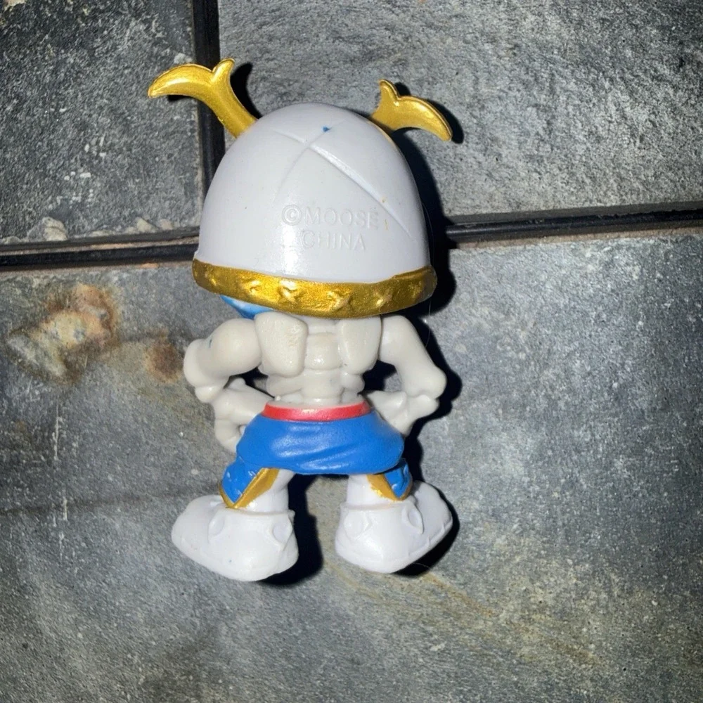 Moose Toys Treasure X King's Gold Skeleton King White Blue